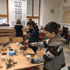 3.12.25-vanocni-tvoreni-v-krouzku-3-.jpg